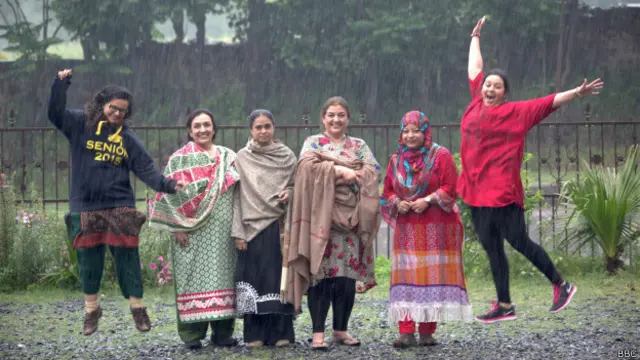 صبح سویرے بارش میں بھیگتی سارہ، روبینہ، فراست آنٹی، نسرین آنٹی، عابدہ آنٹی اور زینب