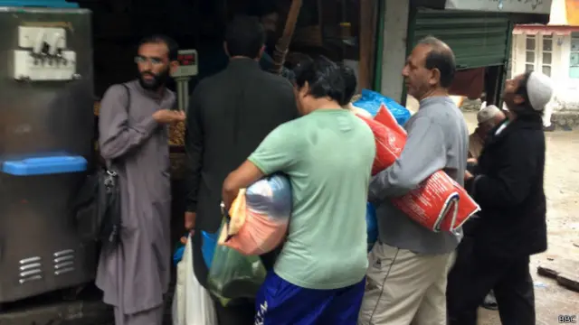 لنڈے بازار سے شاپنگ کرنے کے بعد گرم گرم چنے خریدنے کے انتظار میں جاوید اور عادل