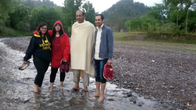 ندی کے بیچ کھڑی سارہ کے من میں اس بہتی ندی کے اندر بہنے کی خواہش اس کے چہرے پر صاف پڑھی جا سکتی تھی