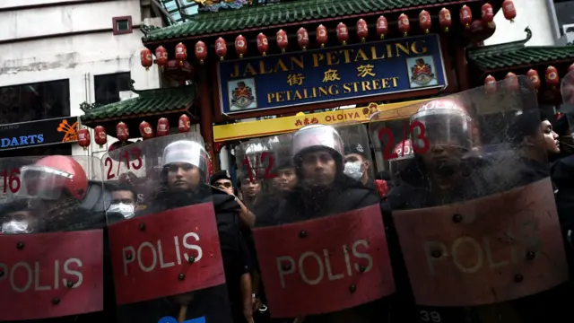 馬來西亞防暴警員在吉隆坡茨廠街前列隊戒備(16/9/2015)