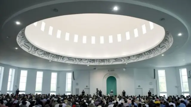 دا په لوېدیځه اروپا کې ټولو لوی جومات ګڼل کېږي چې نژدې ۱۰ زره لمونځ کوونکي پکې ځایېږي.