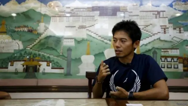 دا په تېرو شپږو کلونو کې د نوموړي پنځمه هڅه ده چې د ایورېسټ غره لوړې څوکې ته ځان ورسوي.
