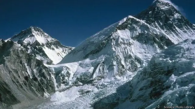 کريکي غوره ګڼي چې د یخنۍ په موسم کې، یوازې او له ډېر لږ بار سره په غره وخېژي.
