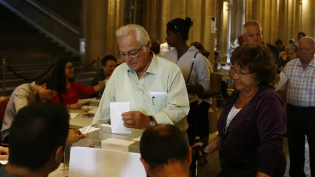 Мужчина голосует