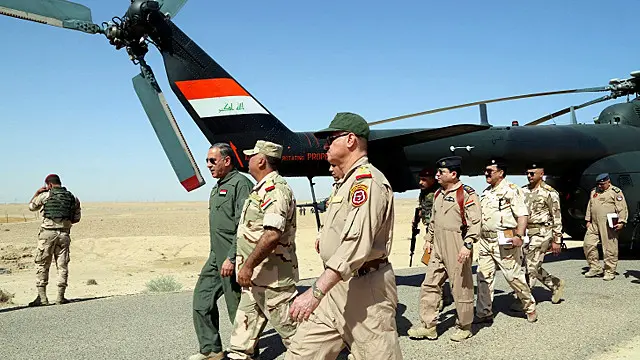 وزير الدفاع العراقي خالد العبيدي برفقة ضباط كبار في الجيش العراقي