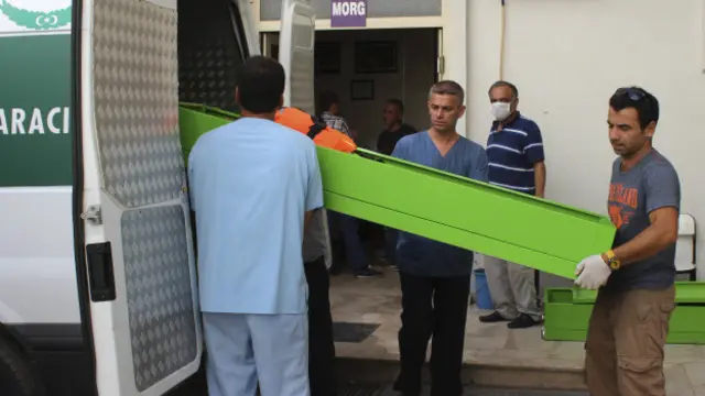 Турецкие медики у морга