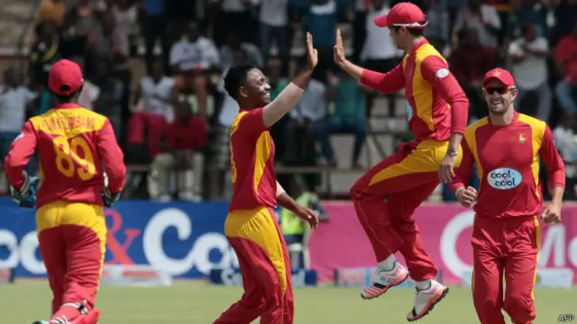 زمبابوے نے پاکستانی ٹیم کو اپنے خلاف سب سے کم سکور 136 رنز 8 کھلاڑی آؤٹ پر محدود کردیا