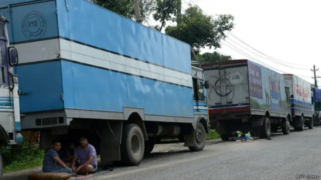 नेपाल में फंसे ट्रक