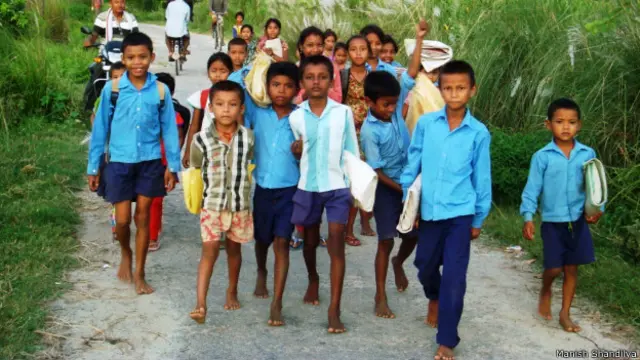 थारु आदिवासी बच्चे