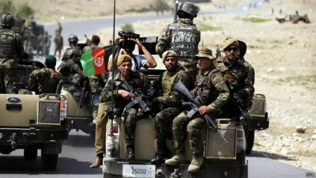 مقامی انتظامیہ کا کہنا ہے کہ یہ حملے سنیچر کو شروع ہوئے اور اتوار کو بھی کئی چوکیوں کو نشانہ بنایا گیا ہے