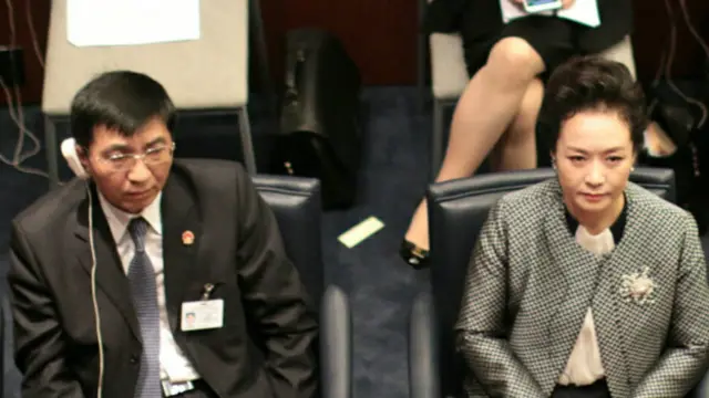 习近平主持会议，彭丽媛和习近平的顾问王沪宁坐在前排。