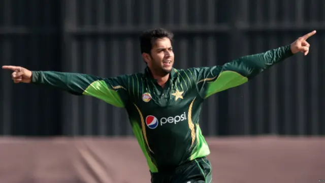 پاکستان کی فتح میں اہم کردار اپنا چوتھا ٹی 20 انٹرنیشنل میچ کھیلنے والے عماد وسیم نے ادا کیا جنھوں نے کریئر کی بہترین بولنگ کرتے ہوئے 11 رنز کے عوض چار وکٹیں لیں اور مین آف دی میچ بھی بنے۔