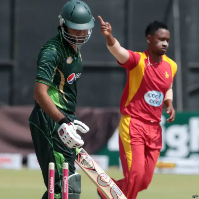 پاکستانی بلے باز اس میچ میں قابلِ ذکر کارکردگی دکھانے میں ناکام رہے اور تیز کھیلنے کی کوشش میں آؤٹ ہوتے رہے۔