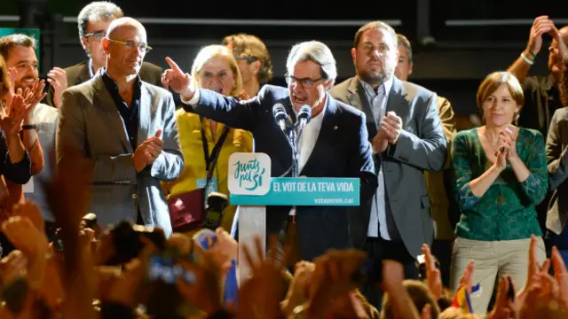 Artur Mas, flanqueado por Raul Romeva y Oriol Junqueras