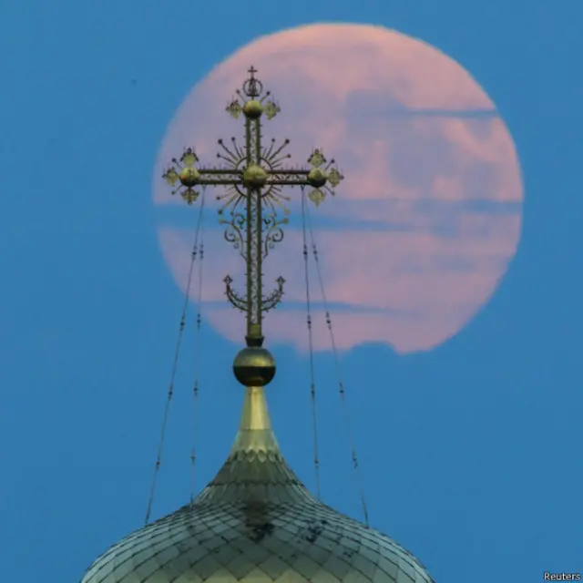 مکمل چاند گرہن کے دوران چاند تانبے کے رنگ کا نظر آتا ہے جس کی وجہ سے اس کا نام ’بلڈ مون‘ بھی پڑ گیا ہے۔