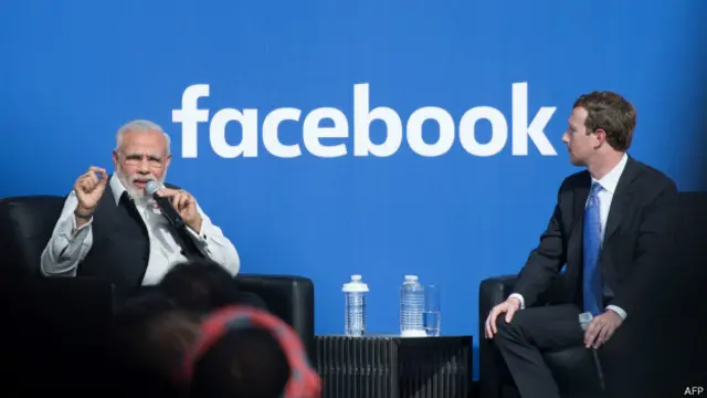 फ़ेसबुक के संस्थापक मार्क ज़करबर्ग के साथ प्रधानमंत्री नरेंद्र मोदी.