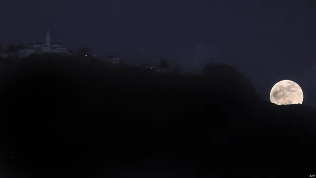 مکمل چاند گرہن میں زمین، سورج اور چاند اپنے مدار میں رہتے ہوئے سیدھی لکیر میں آ جاتے ہیں اور چاند، سورج سے زمین کے مخالف جانب آ جاتا ہے