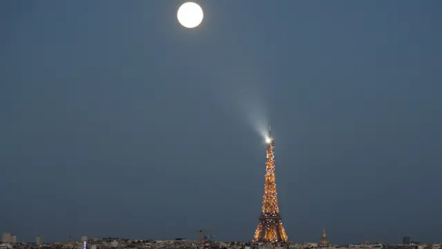 Superluna torre Eiffel Paris