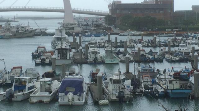 強烈颱風杜鵑襲台，新北市淡水漁人碼頭停滿躲避颱風的漁船。