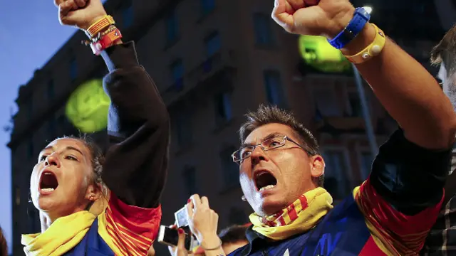 La coalición "Junts pel Sí" se comprometió en poner en marcha un proceso que desembocaría a la independencia de Cataluña en un plazo máximo de 18 meses.