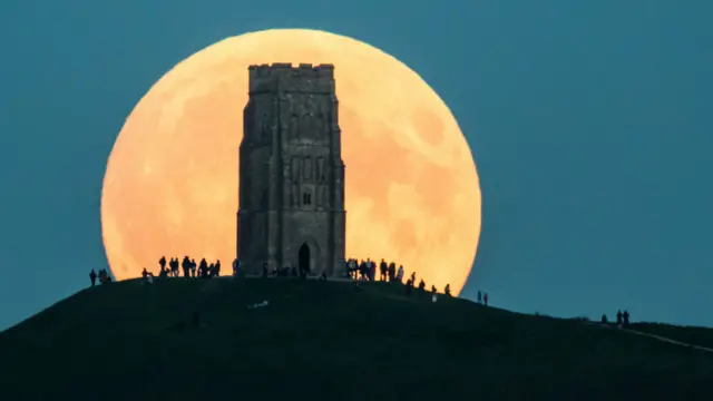 Yang unik dari 'Supermoon' kali ini karena terjadi bersamaan dengan gerhana bulan. Peristiwa ini terakhir terlihat pada 1982 dan baru akan terulang pada 2033. 