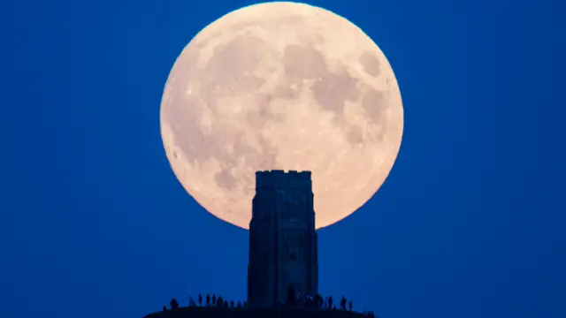 'Supermoon' yang terjadi bersamaan dengan gerhana bulan tak hanya memberi kesan Bulan terlihat lebih besar, tapi juga berwarna merah.