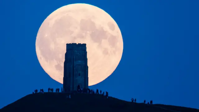 Bulan pada 'Supermoon' sekaligus gerhana terlihat berwarna merah karena cahaya matahari yang melewati Bumi akan tersaring keluar warna hijau dan violetnya sehingga hanya menyisakan warna merah. 