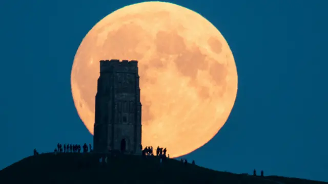 Gerhana - yang akan membuat Bulan terlihat berwarna merah - akan terlihat di Amerika Utara, Amerika Selatan, Afrika Barat, dan barat Eropa.