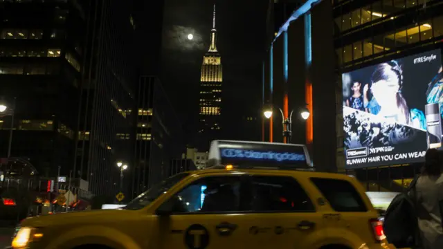 Dalam foto yang dikeluarkan oleh NASA ini, 'supermoon' terlihat dari sebelah puncak menara Empire State Building pada 27 September 2015. 