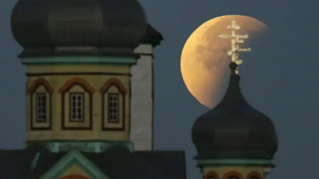 تصویری از ماهِ گرفته بر فراز کلیسایی در روستای تورتس در بلاروس