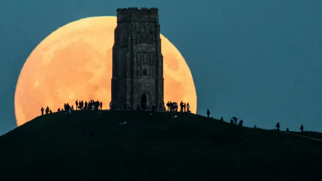 ماه افروخته بر فراز برج سنت مایکل روی تپه گلاستنبری در سامرست بریتانیا