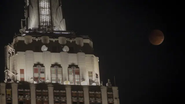 Супермісяць та Емпайр-Стейт-Білдінг в Нью-Йорку 