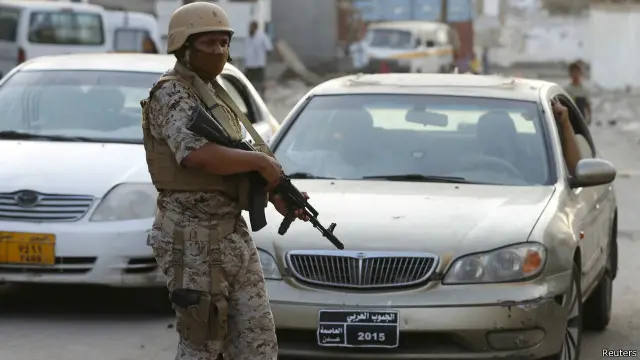 جندي تابع للتحالف العربي بقيادة السعودية يؤمن أحد الشوارع في عدن