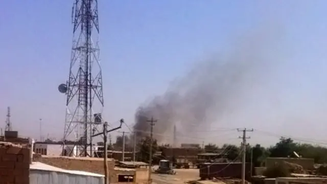 کندوز کې د طالبانو او افغان امنیتي ځواکونو ترمنځ جګړه کې د پولیسو له یوې پوستې لوګی پورته کېږي.