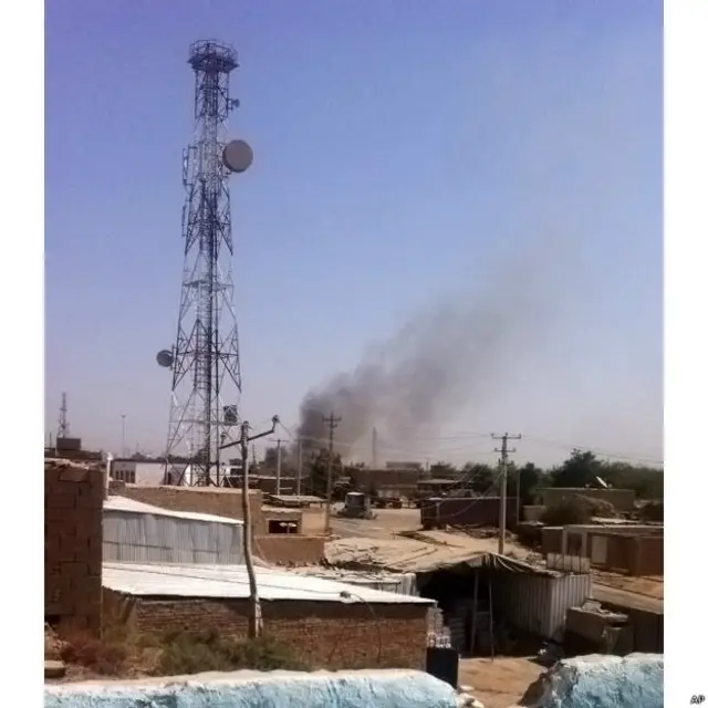 کندوز کې د طالبانو او افغان امنیتي ځواکونو ترمنځ جګړه کې د پولیسو له یوې پوستې لوګی پورته کېږي. 