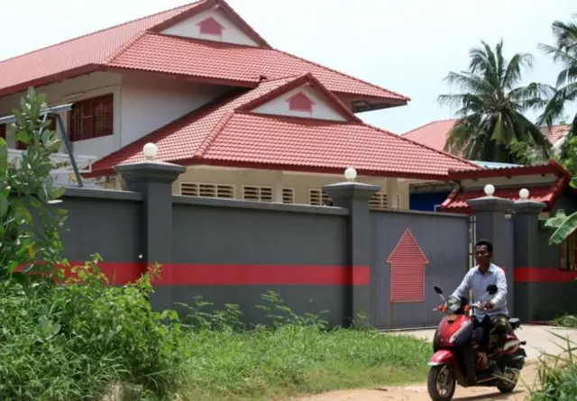 六月份抵達柬埔寨以來,四名難民就在高牆後別墅中