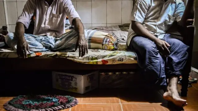 其他一些自行來柬埔寨避難的人說,生活非常非常困難