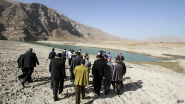 معاون اول رئیس جمهور ایران از دریاچه رو به خشک شدن سد لار دیدن میکند