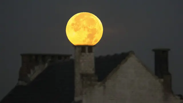 ابرماه روی بام خانه‌ای در بروکسل، پایتخت بلژیک