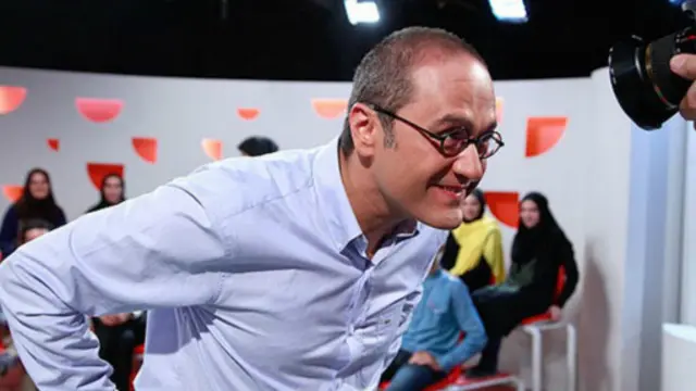 بخش عمده‌ای از طنز برنامه بر دوش رامبد جوان است