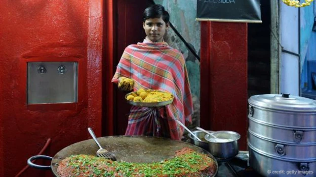  由于不必因为爱挑剔的朋友受到影响，独自旅行的人可以找到当地最好的餐馆(图片来源：Getty Images)