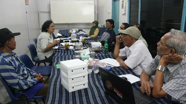 Tujuh orang korban pelanggaram HAM berat pasca G30S terlibat diskusi dengan pimpinan LPH Yaphi, Solo, Haryati Pancas Putri.