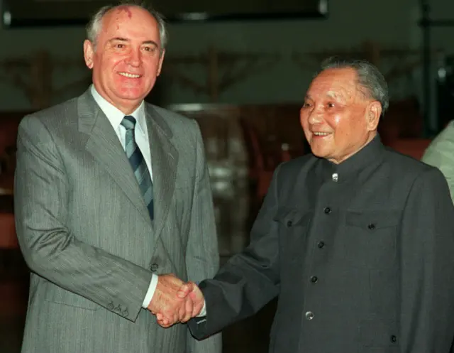 La incorporación a la economía mundial de potencias comunistas como China y la antigua Unión Soviética tuvo un gran impacto. En la foto, el exlíder soviético, Mijaíl Gorbachov y su homólogo chino, Deng Xiaoping.