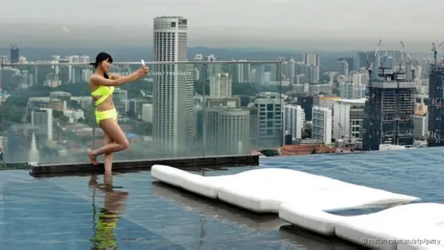 Turistas e moradores de Cingapura gostam de aproveitar os luxos da cidade