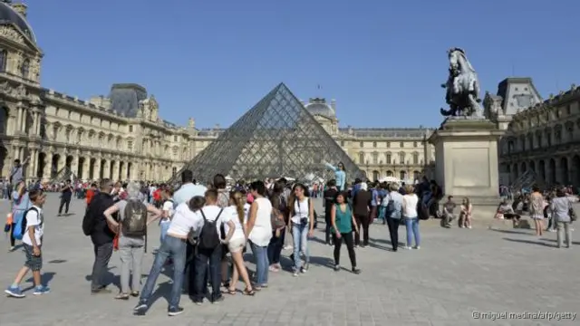 Parisienses costumam usar entrada menos conhecida para visitar o Museu do Louvre