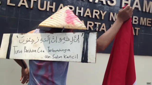 Petani serta aktivis antipertambangan Salim Kancil tewas setelah disiksa dan dipukul oleh puluhan orang.