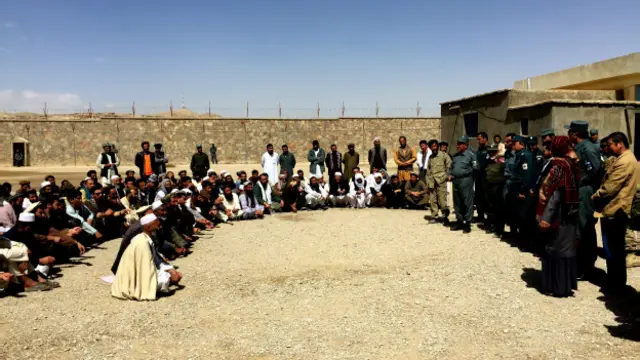 دیدار والی غور با زندانیان