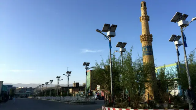 غور در دهه گذشته پیشرفت کمی داشته، جاده اسفالت تنها در مرکز شهر است و حتی اطراف مرکز غور هم خامه است