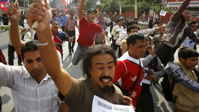 نیپال اور بھارت کے درمیان یہ کشیدگی نئے نیپالی آئین کی منظوری کے بعد سے پیدا ہوئی ہے جس پر بھارت کی جانب سے تنقید کی گئی ہے