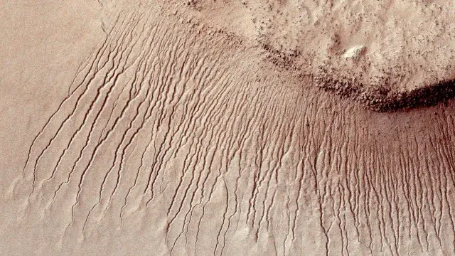 செவ்வாய் கிரகத்தின் "நீரோட்டத்தை" காட்டும் மற்றும் ஒரு புகைப்படம்